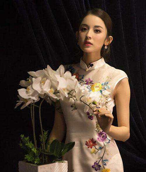 娱乐吃瓜君旗袍小花